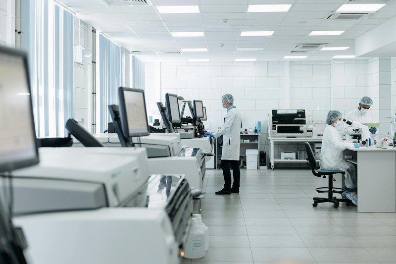 Still Needed: Human Scientists Demolish the Best AI Agents on Complex Tasks